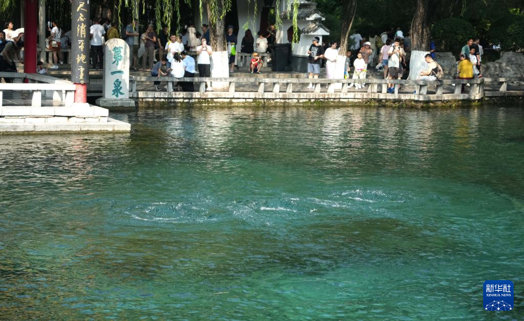 济南：趵突泉喷涌有力 “趵突腾空”美景重现