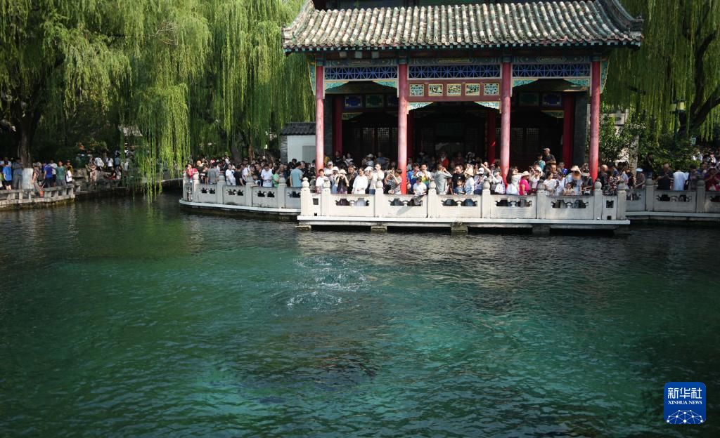 济南：趵突泉喷涌有力 “趵突腾空”美景重现