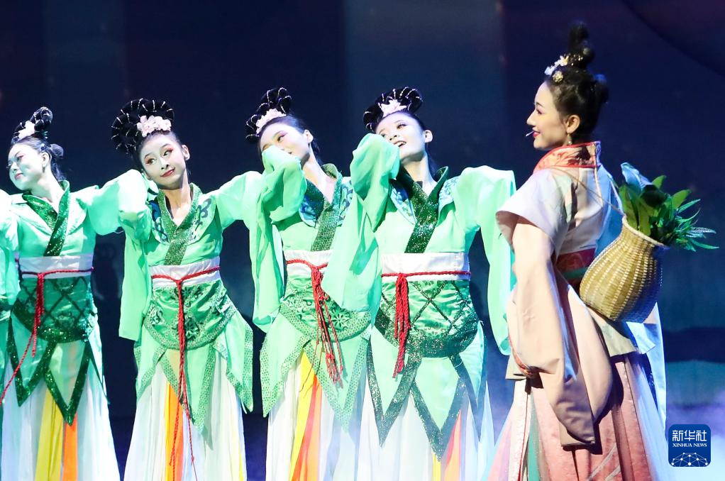 “敦煌风”演艺再现丝路古郡盛景
