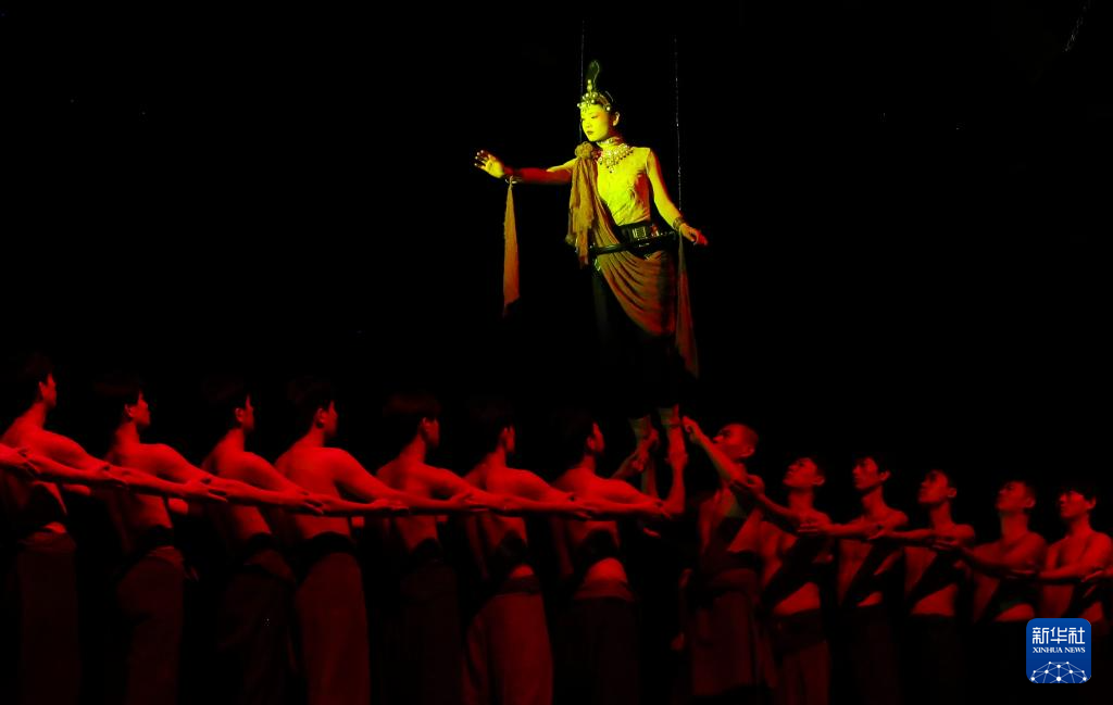 “敦煌风”演艺再现丝路古郡盛景