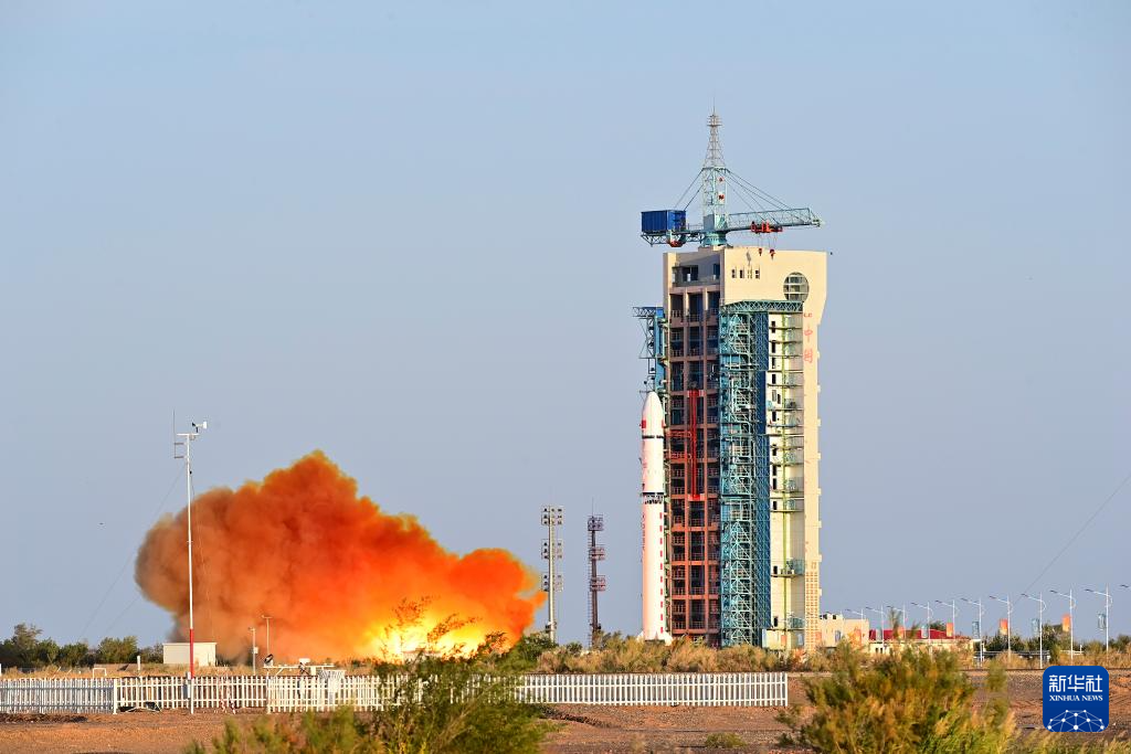 我国成功发射首颗可重复使用返回式技术试验卫星