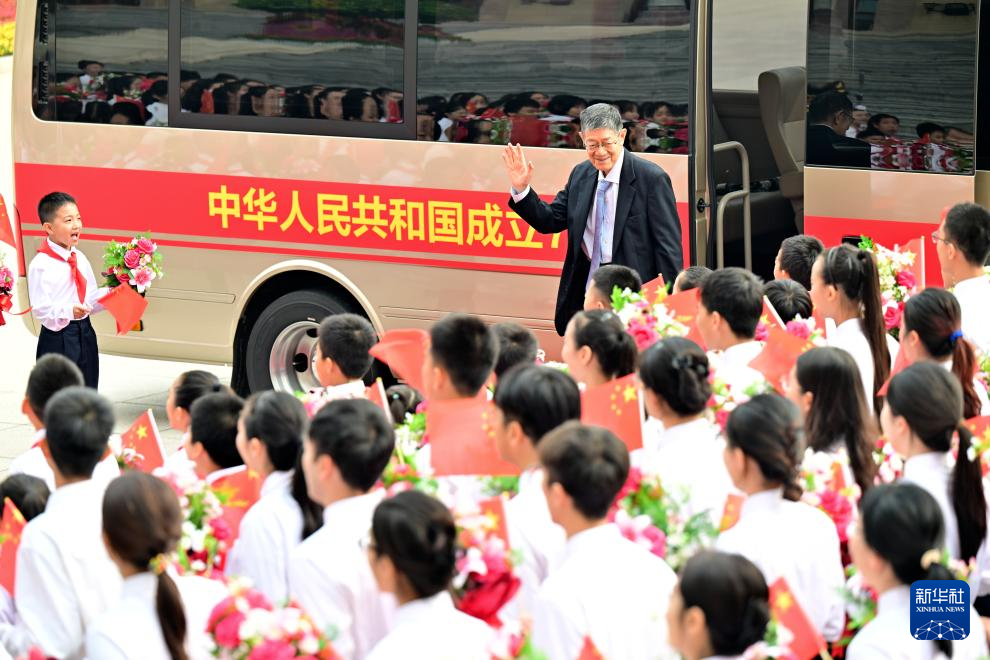 中华人民共和国国家勋章和国家荣誉称号颁授仪式在京隆重举行