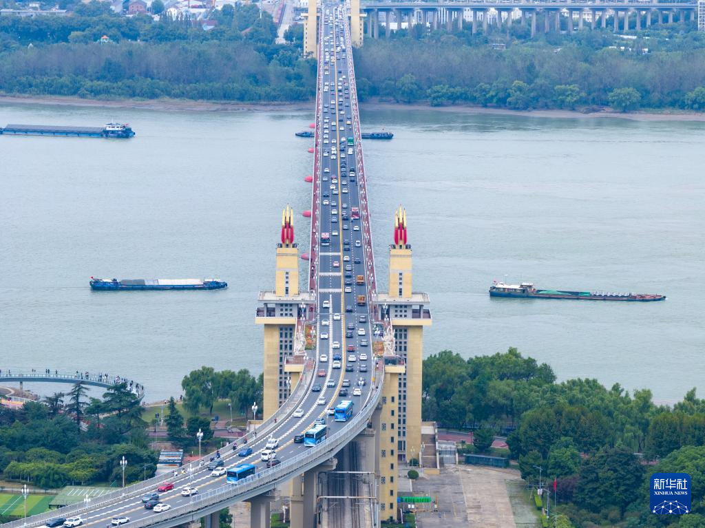 各地迎来国庆假期出行高峰