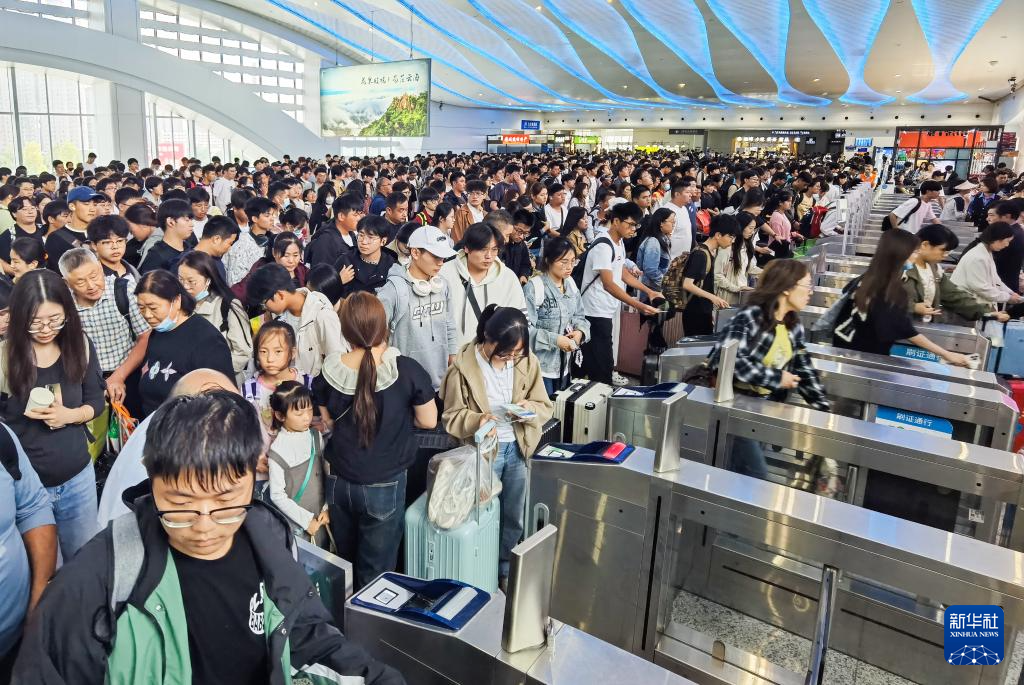 各地迎来国庆假期出行高峰