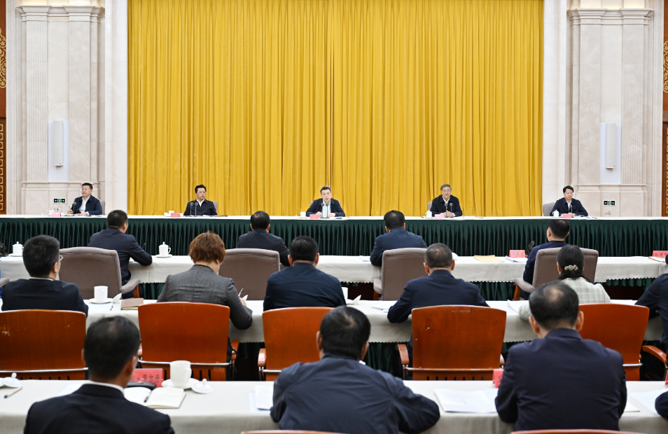 学习贯彻全国民族团结进步表彰大会精神座谈会召开 潘岳李邑飞讲话 张雨浦主持