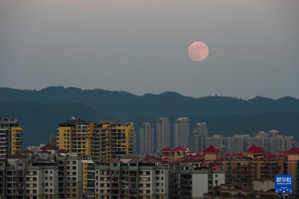 年度最大满月现身夜空