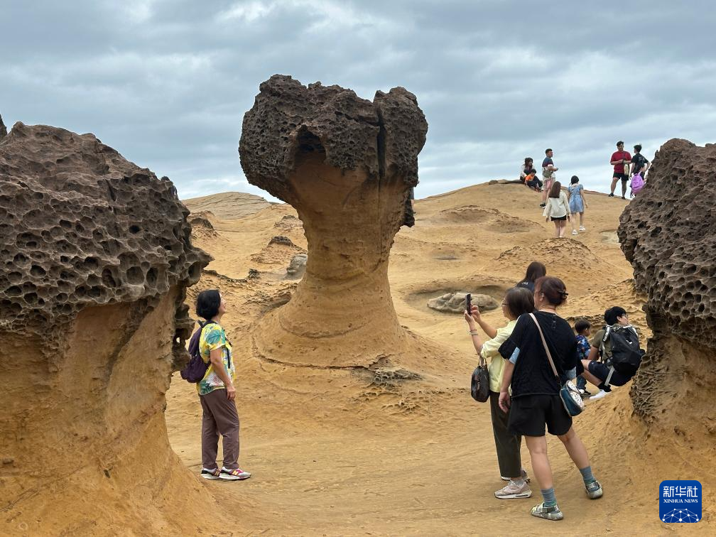 台湾野柳：怪石嶙峋引游人