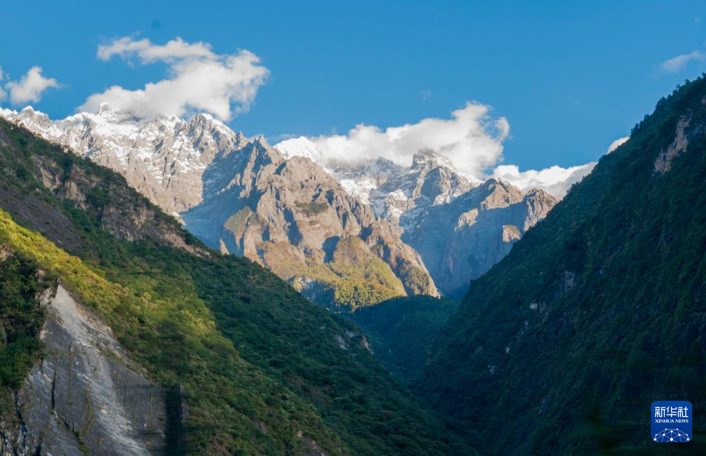 雄奇壮丽虎跳峡 美景如画引客来