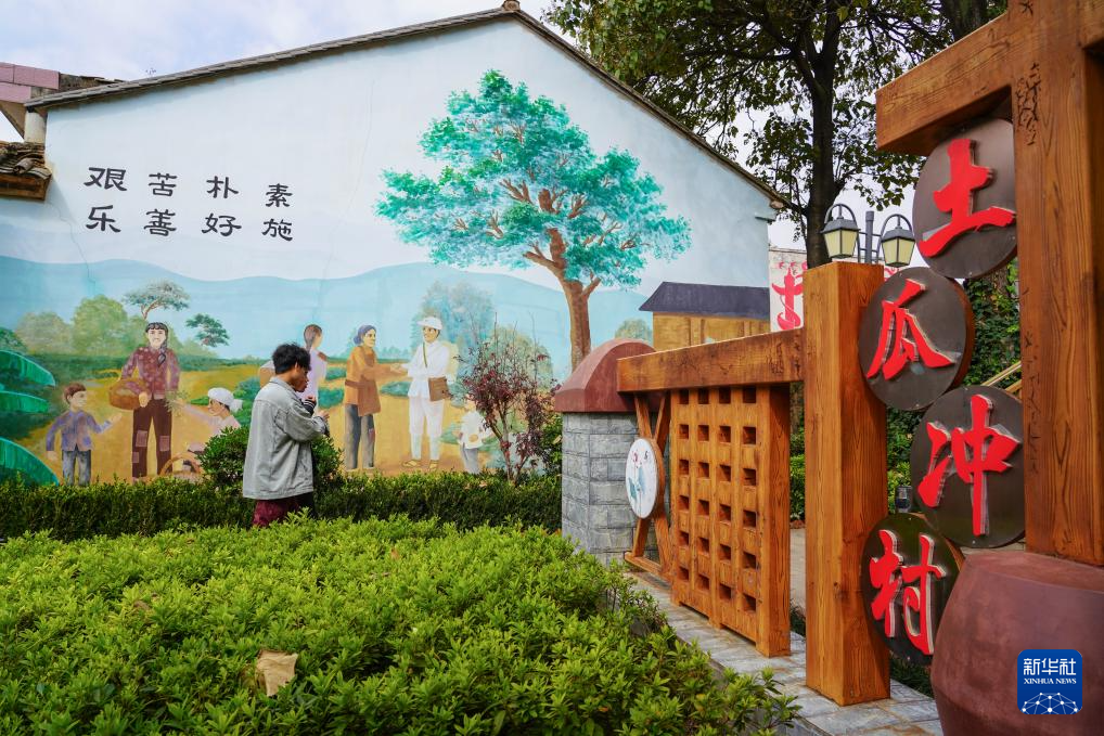 云南马龙：“空腹村”形成旅居村