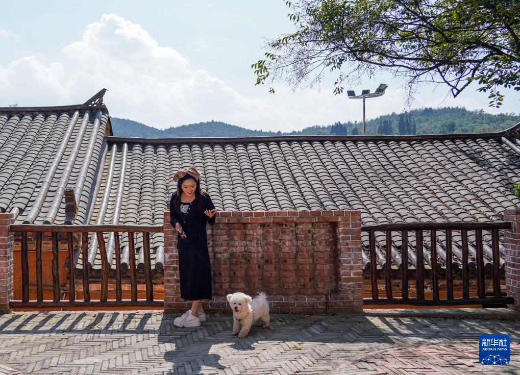 云南马龙：“空腹村”形成旅居村