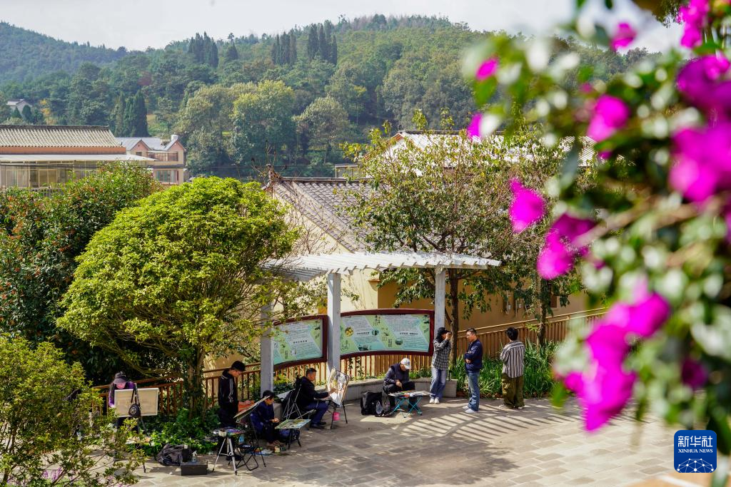 云南马龙：“空腹村”形成旅居村