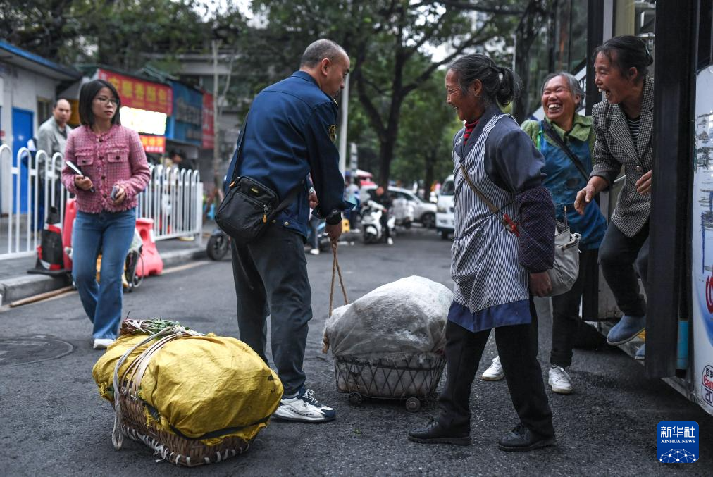 图片故事丨这趟城乡公交，载满人间烟火和城市温度