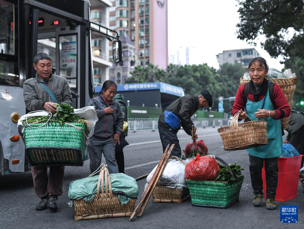 图片故事丨这趟城乡公交，载满人间烟火和城市温度