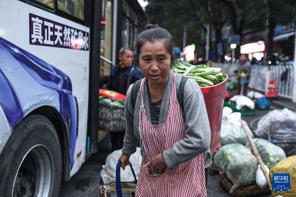 图片故事丨这趟城乡公交，载满人间烟火和城市温度