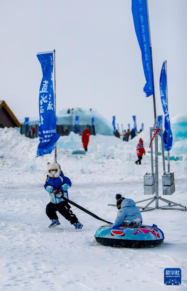 2024新疆热雪节暨第八届赛里木湖冰雪旅游季启幕