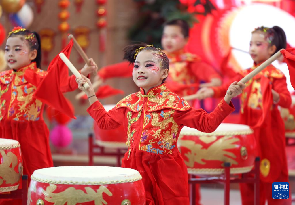 乌鲁木齐：载歌载舞迎新年