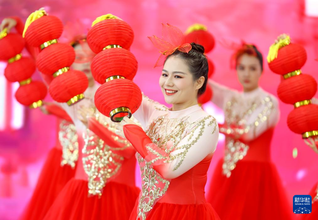 乌鲁木齐：载歌载舞迎新年