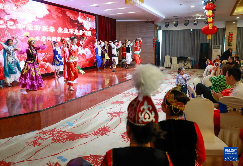 乌鲁木齐：载歌载舞迎新年