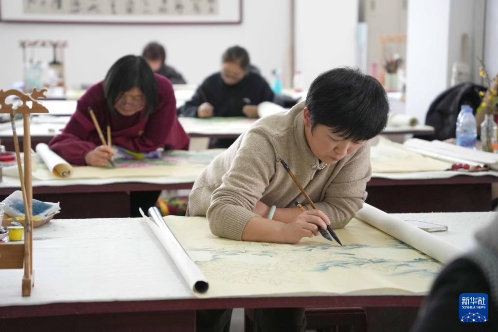 山东巨野：绘制工笔画作品 供应节前市场