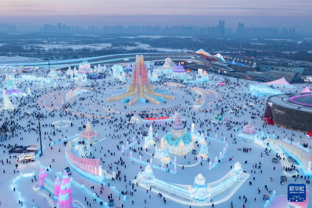 一年一度！哈尔滨国际冰雪节点燃冬日欢腾