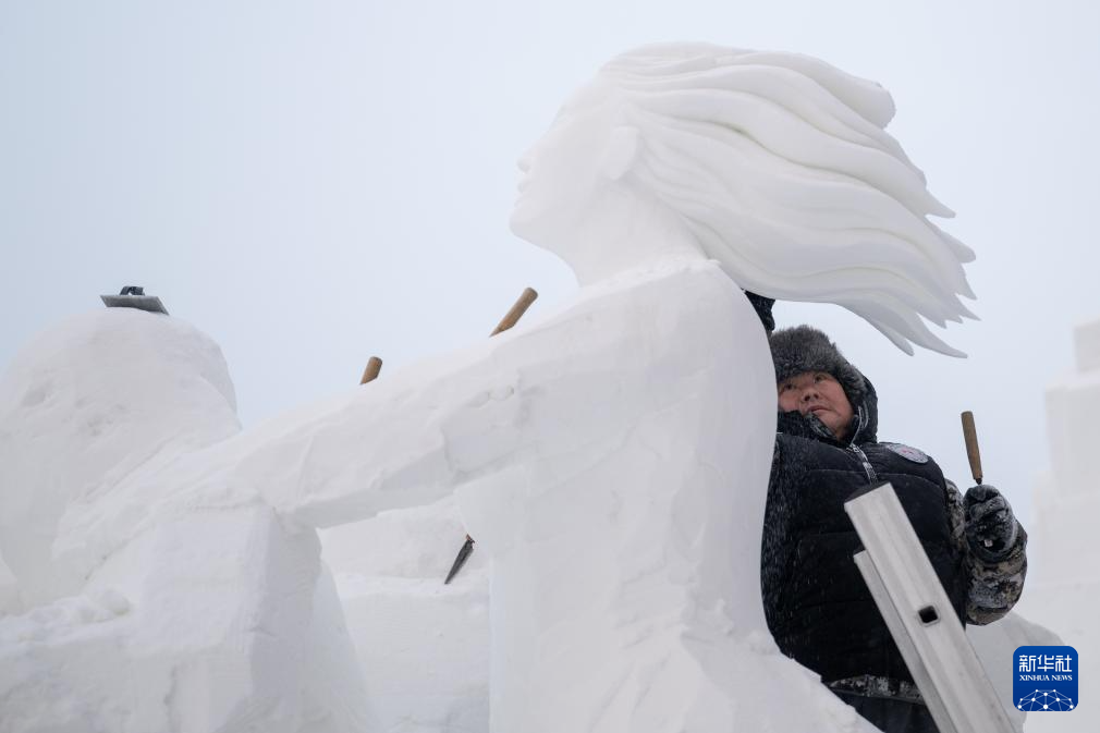 芳容初露 雪雕高手“冰城”秀技