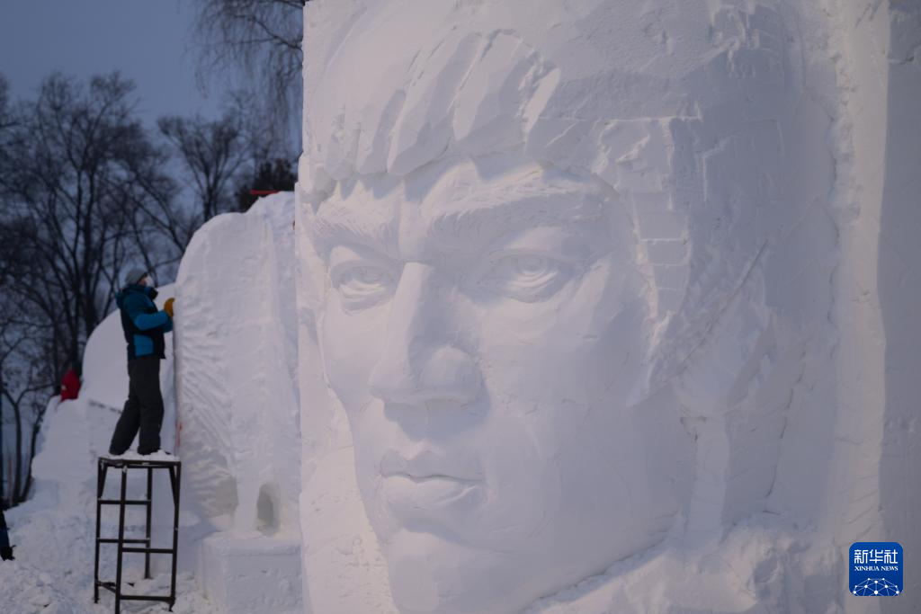 芳容初露 雪雕高手“冰城”秀技