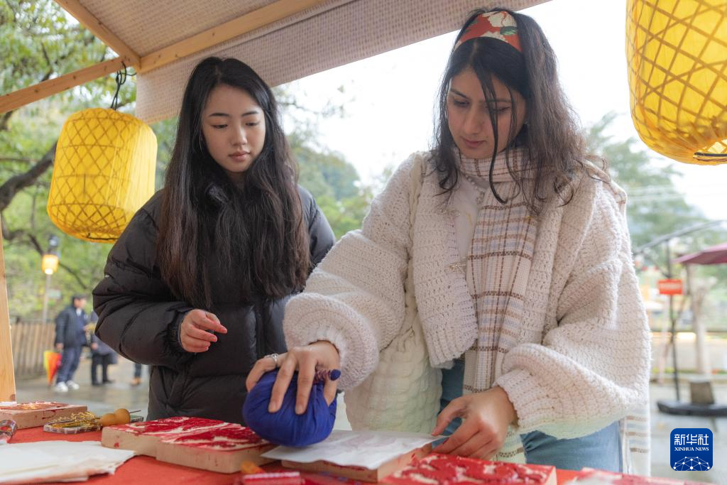 重庆：留学生体验传统民俗 品味“中国年”