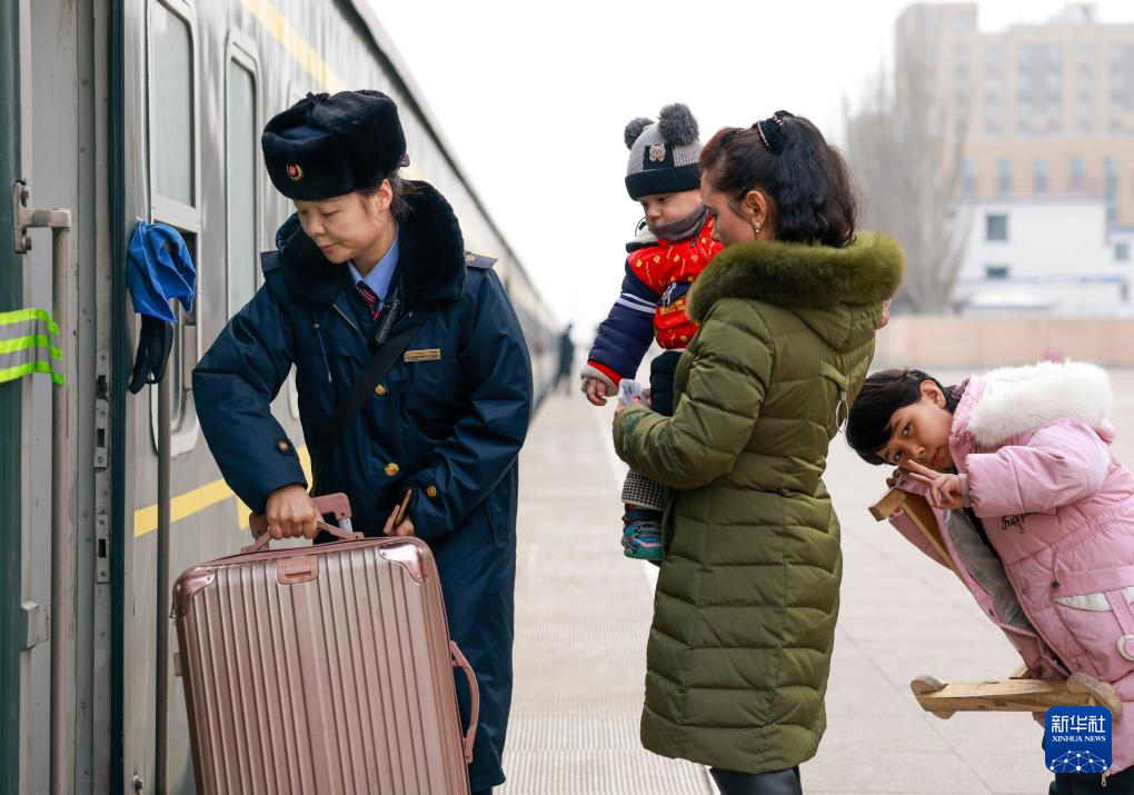 南疆“慢火车”载“候鸟”回家