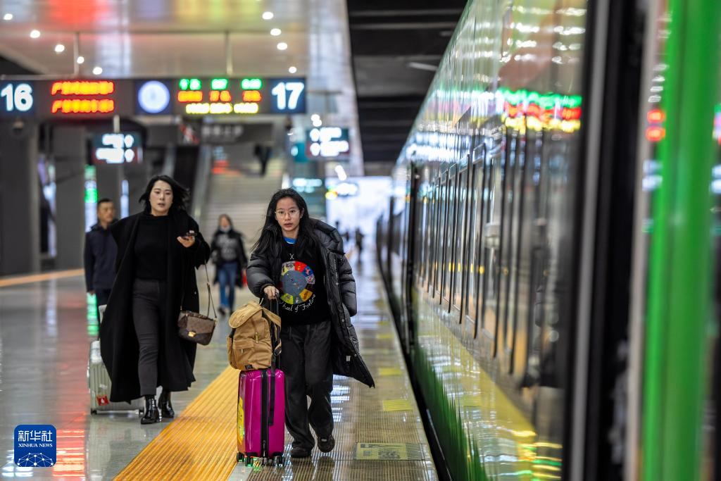 新春走基层丨一路欢歌一路情——中老铁路上的跨国文化联欢演出