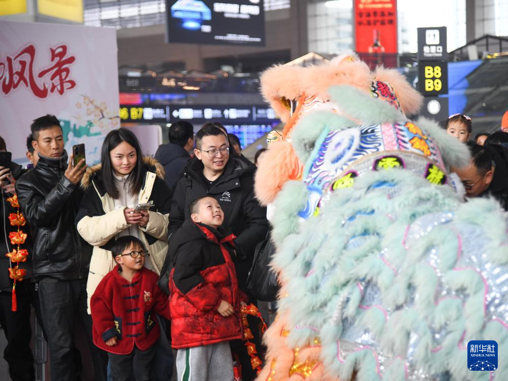 镜观中国丨春运启幕 向爱奔赴