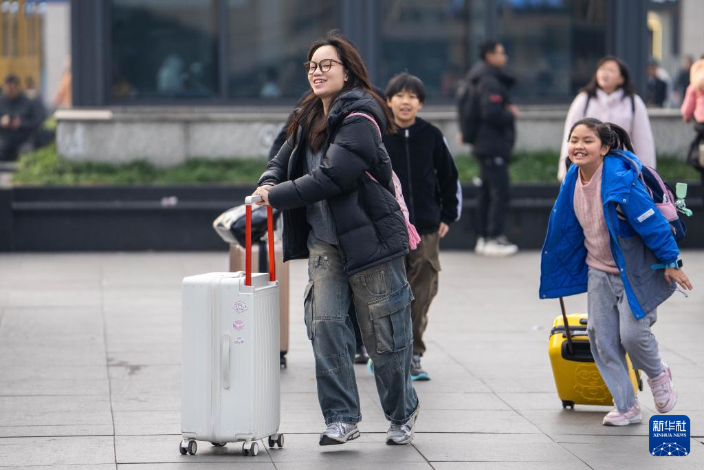 镜观中国丨春运启幕 向爱奔赴