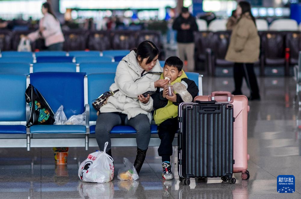 镜观中国丨春运启幕 向爱奔赴