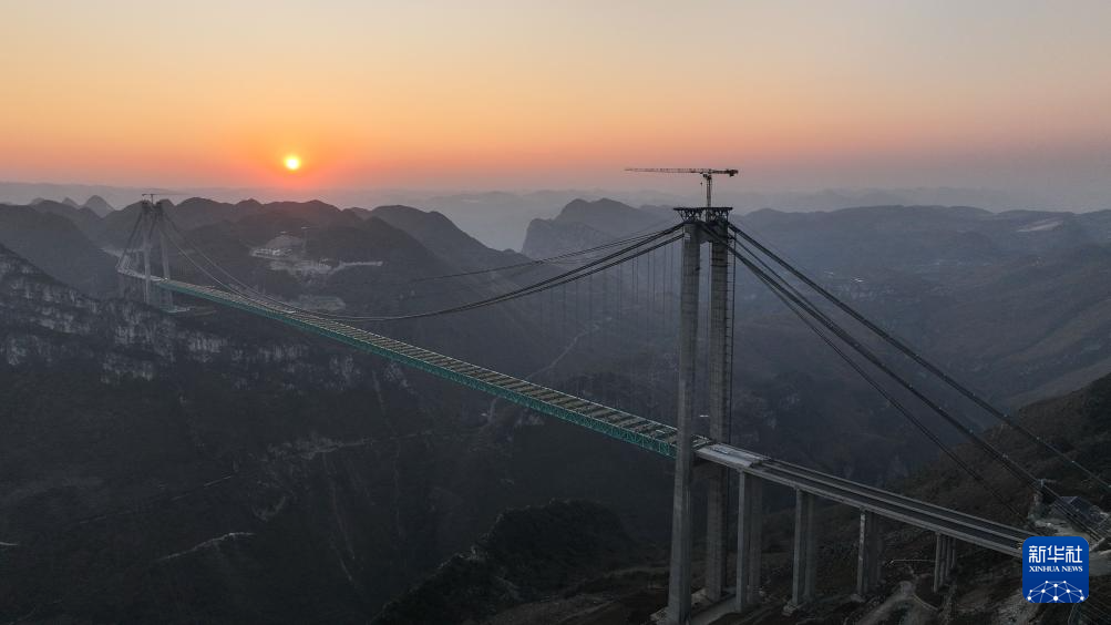 新春走基层｜合龙在即，在建世界第一高桥钢桁梁拼装完成