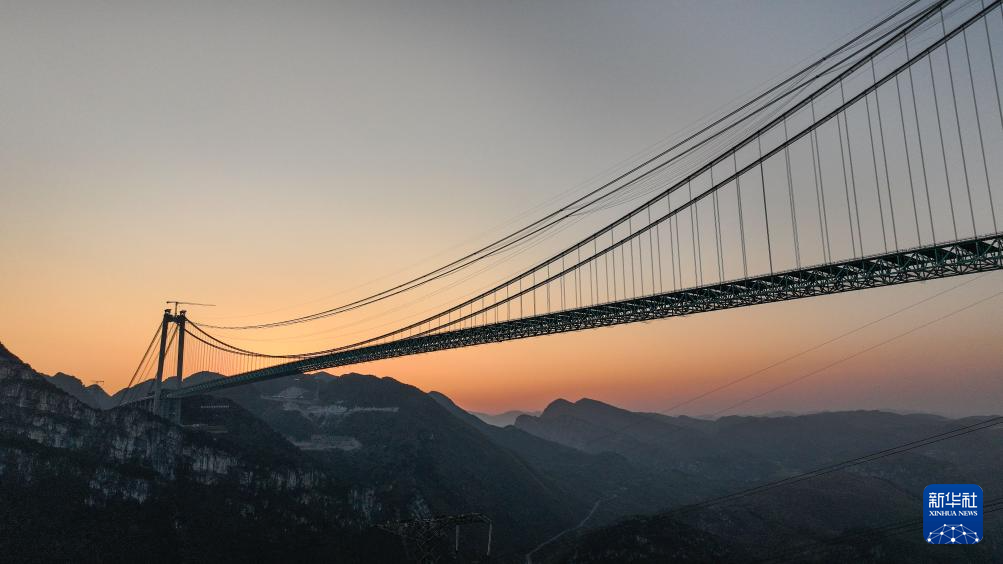 新春走基层｜合龙在即，在建世界第一高桥钢桁梁拼装完成