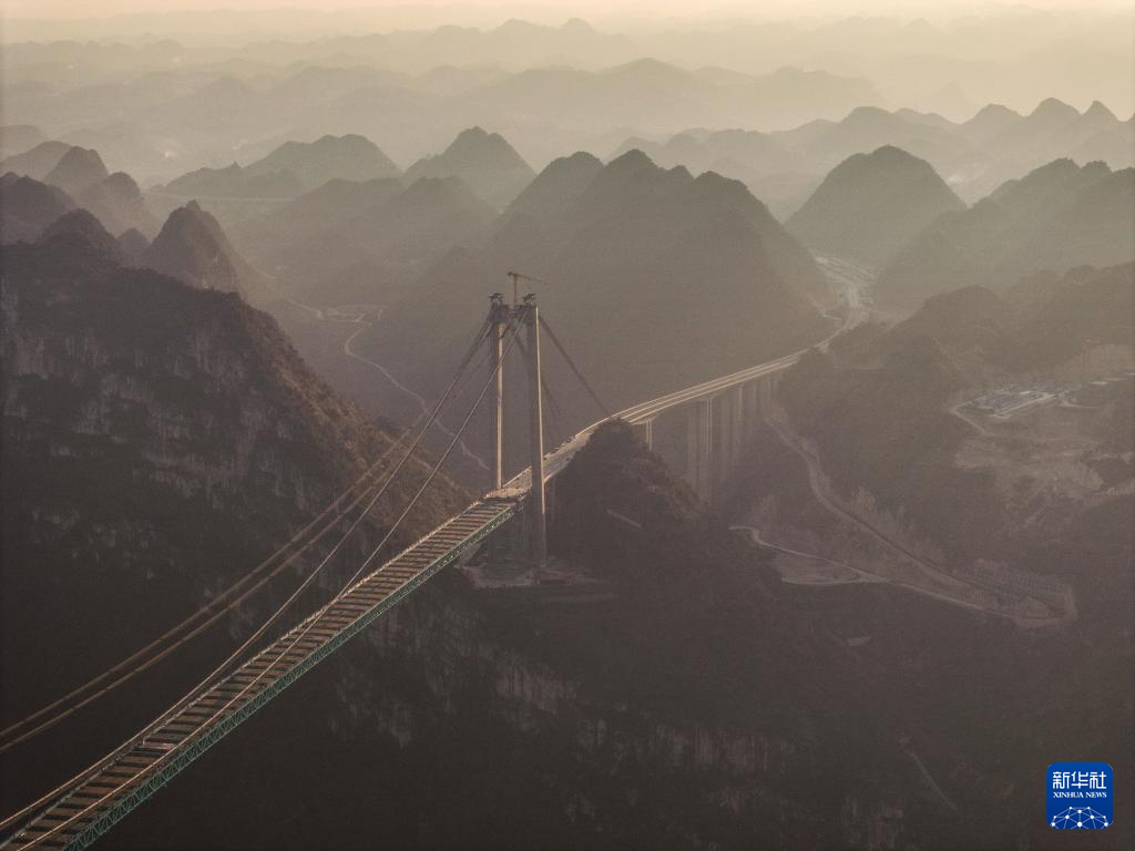 新春走基层｜合龙在即，在建世界第一高桥钢桁梁拼装完成