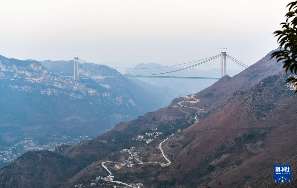 新春走基层｜合龙在即，在建世界第一高桥钢桁梁拼装完成