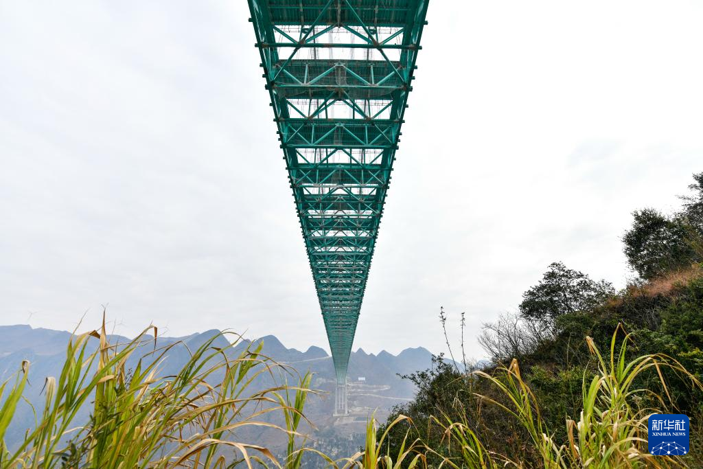 新春走基层｜合龙在即，在建世界第一高桥钢桁梁拼装完成