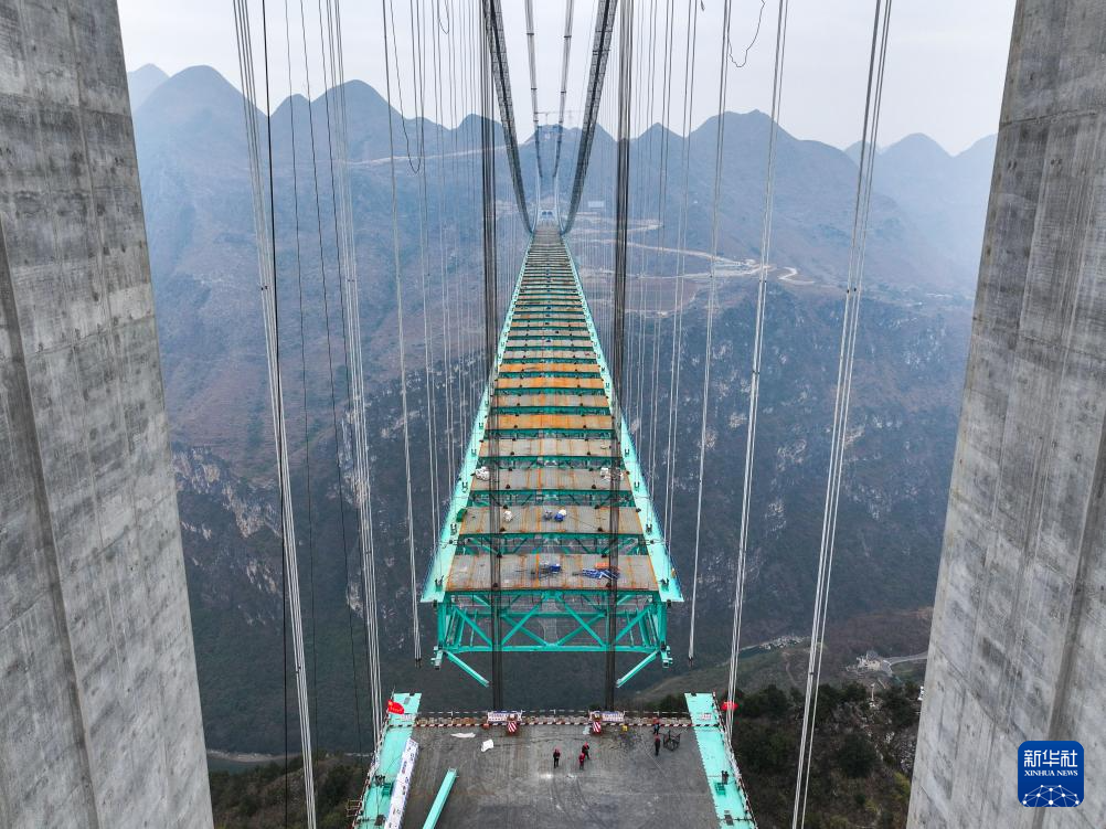 新春走基层｜合龙在即，在建世界第一高桥钢桁梁拼装完成