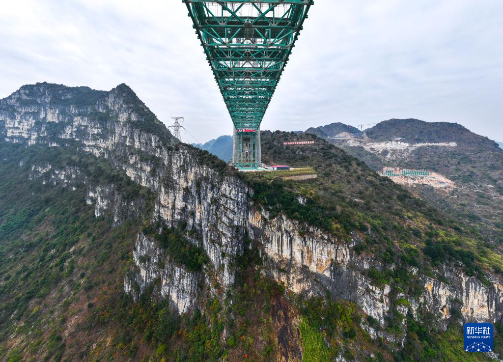 新春走基层｜合龙在即，在建世界第一高桥钢桁梁拼装完成