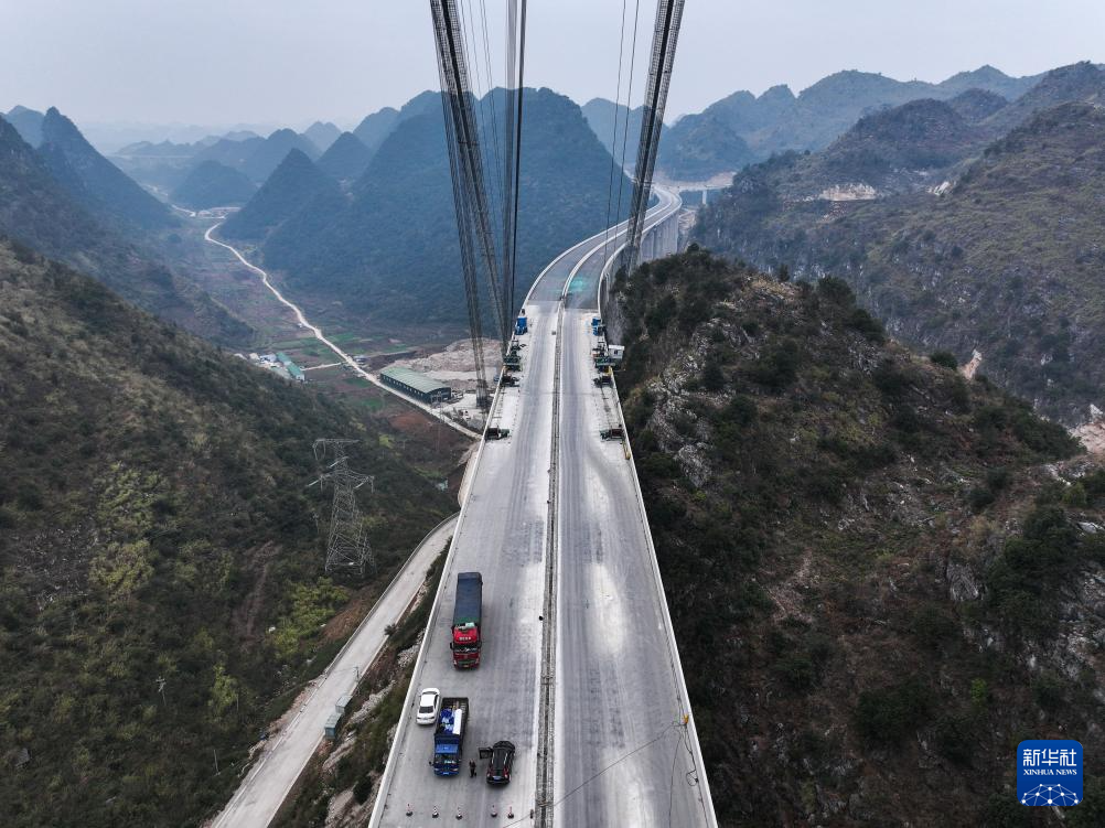 新春走基层｜合龙在即，在建世界第一高桥钢桁梁拼装完成