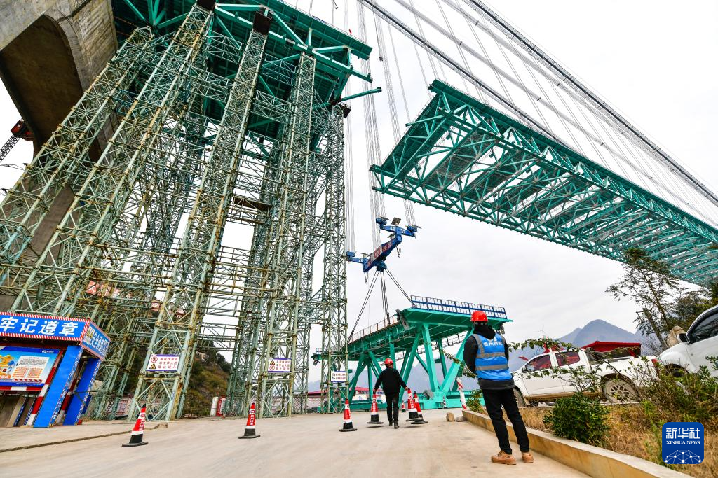 新春走基层｜合龙在即，在建世界第一高桥钢桁梁拼装完成