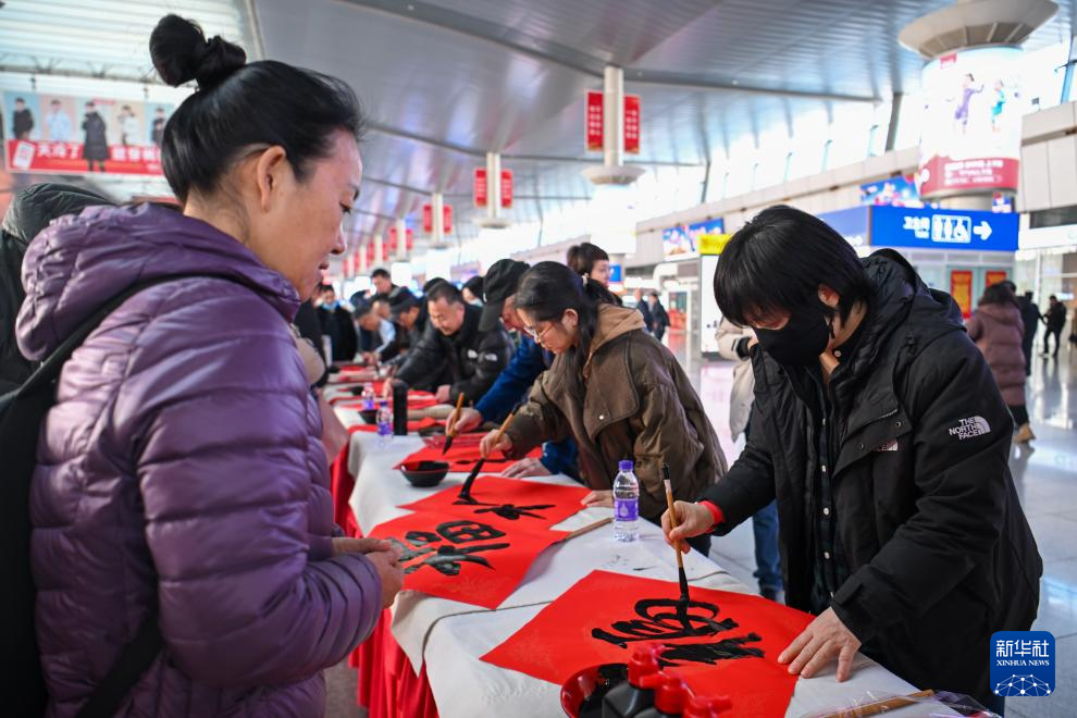 新春走基层｜车站变舞台 欢乐旅客返乡路