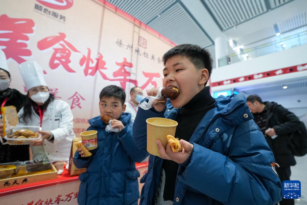 江苏徐州：小年品美食 温暖回家路