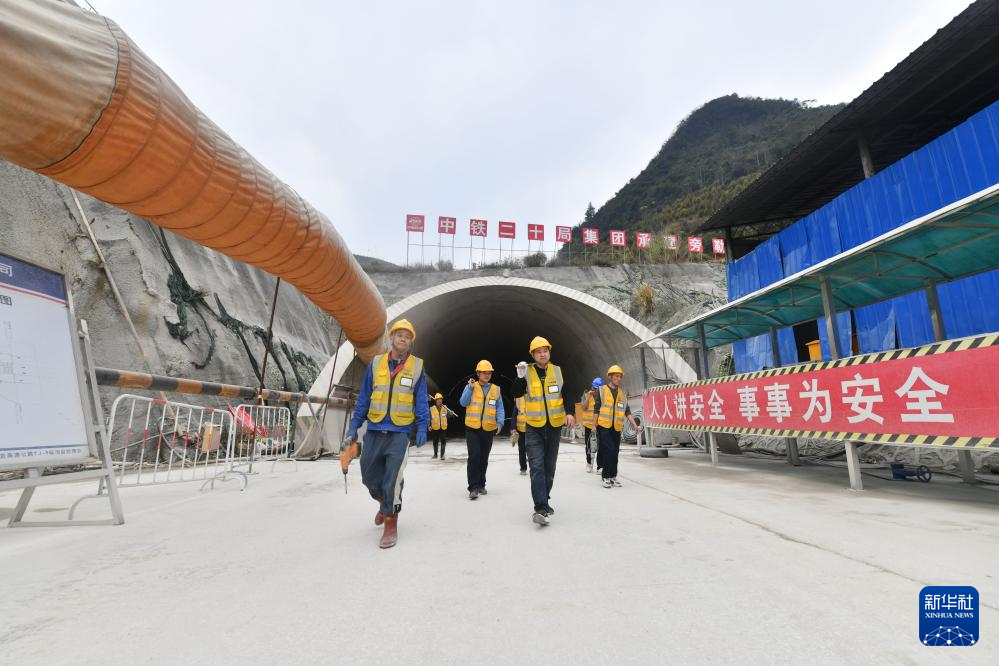 新春走基层丨施工团圆两不误——探访节前高速公路建设工地