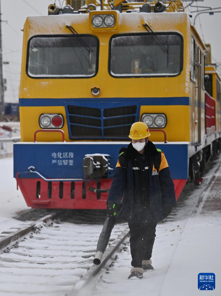 新春走基层｜风雪中守护春运的青年班组