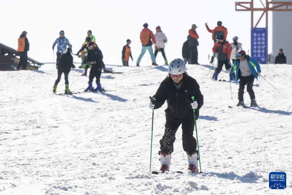 南国热雪：湖北冰雪运动“滑出”经济增长新动力