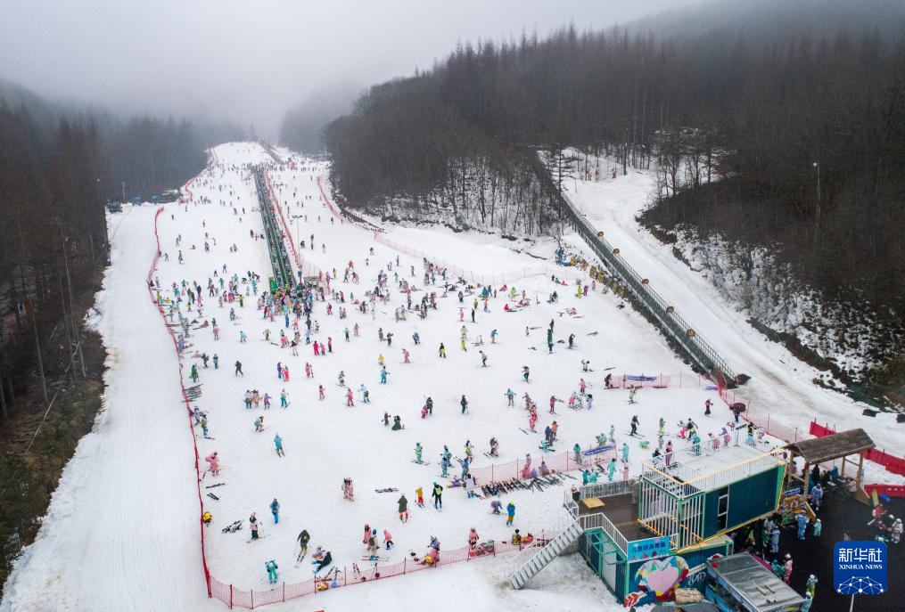 南国热雪：湖北冰雪运动“滑出”经济增长新动力