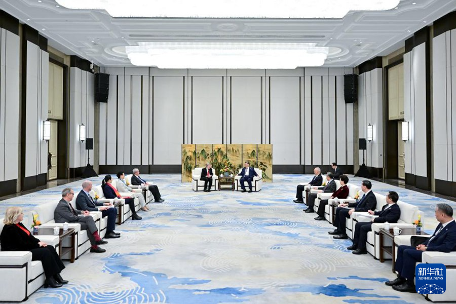 习近平会见国际奥林匹克委员会主席巴赫