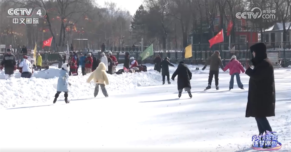 哈尔滨公益冰场掀起冰雪运动热潮 全民热“雪”沸腾洋溢热烈气氛