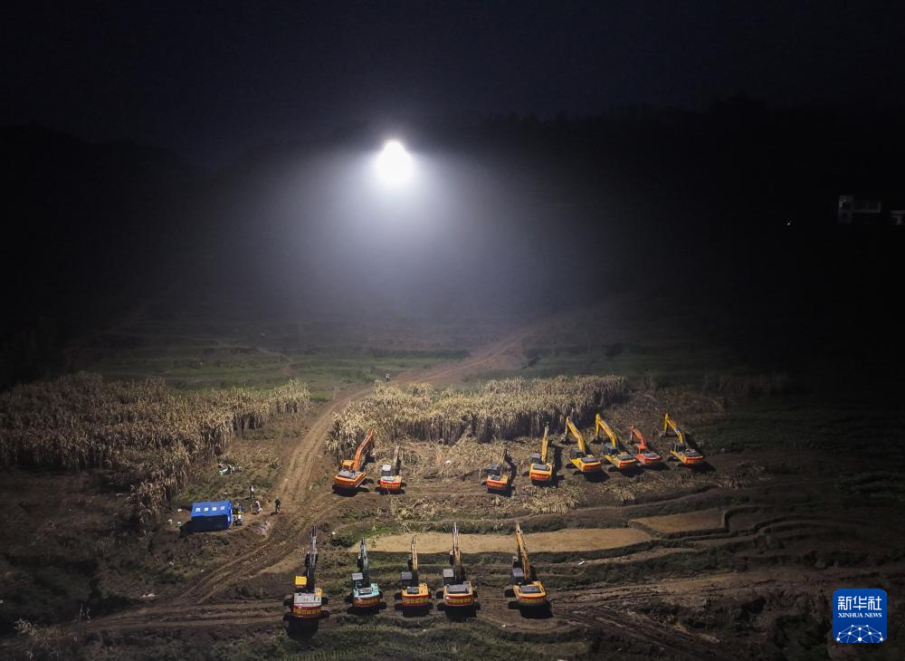 四川筠连山体滑坡：彻夜搜救